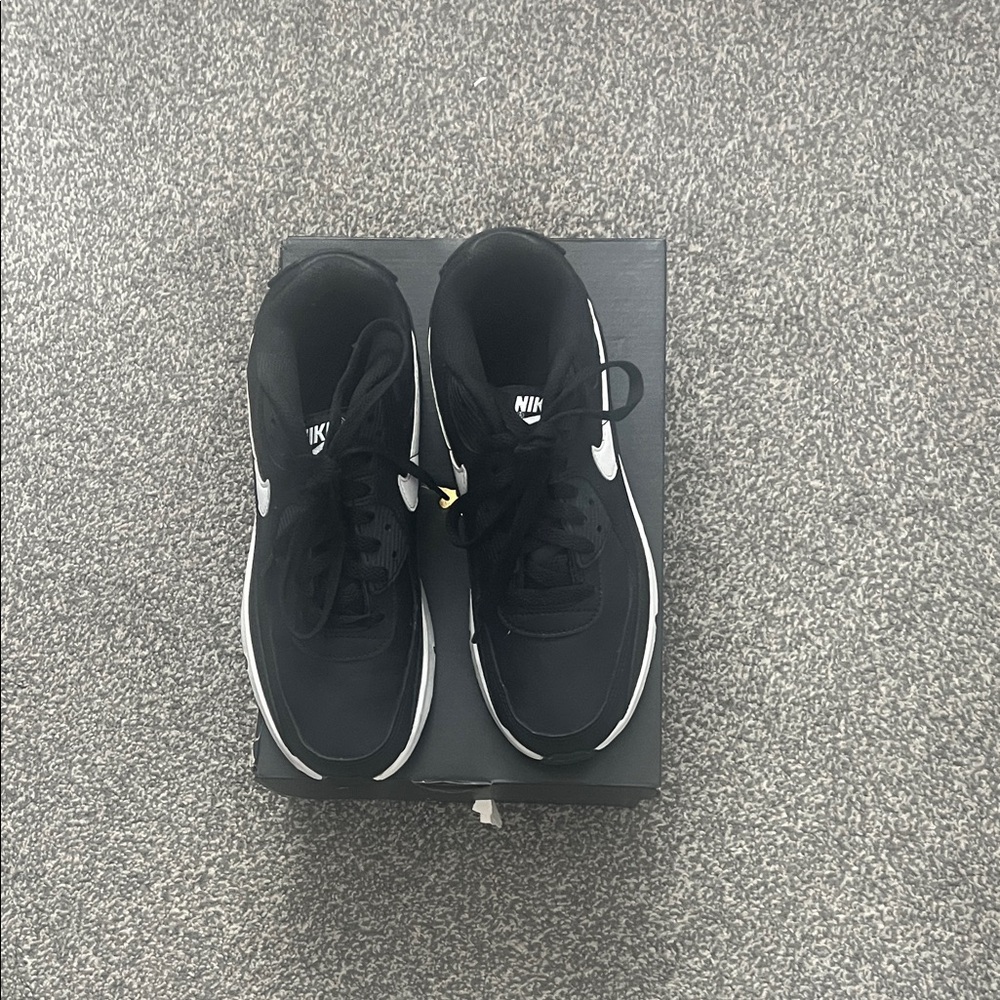 Nike Men's Black and White Sneakers